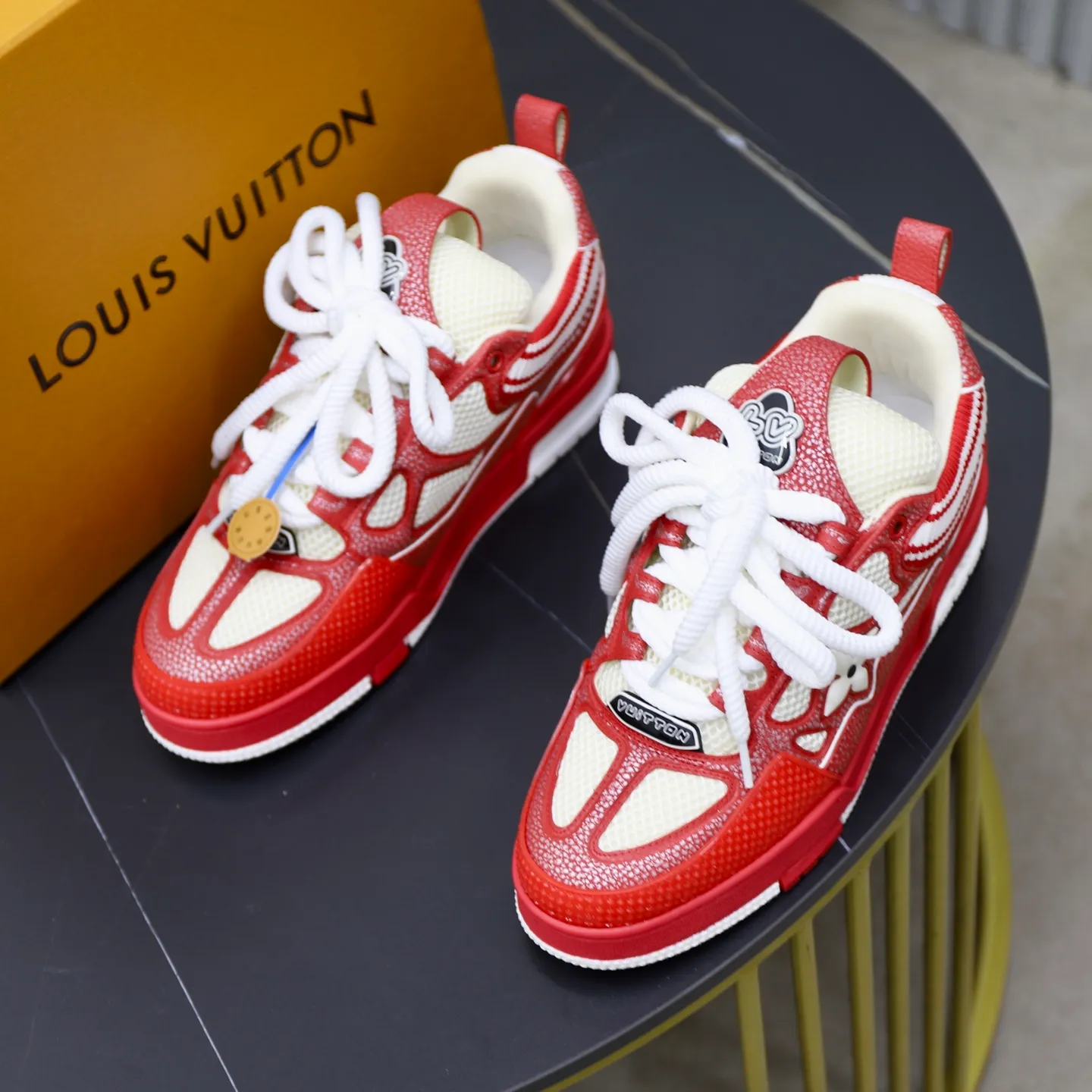 Ex-factory price: 860💰LV Couple👫Louis Vuitton TRAINER sneakers classic Louis Vuitton men's artistic director Virgil Abloh picked inspiration to create this LV Trainer sneaker. Yingze crystal inlays present a colorful effect. VS can be matched with two gorgeous effect colors. The LV letter logo badge on the tongue is gorgeous and noble. The LV letter is decorated on the side. The outsole is decorated with a Monogram flower pattern. It shows the trend of elegance and nobility! Men's and women's models: 35-46
